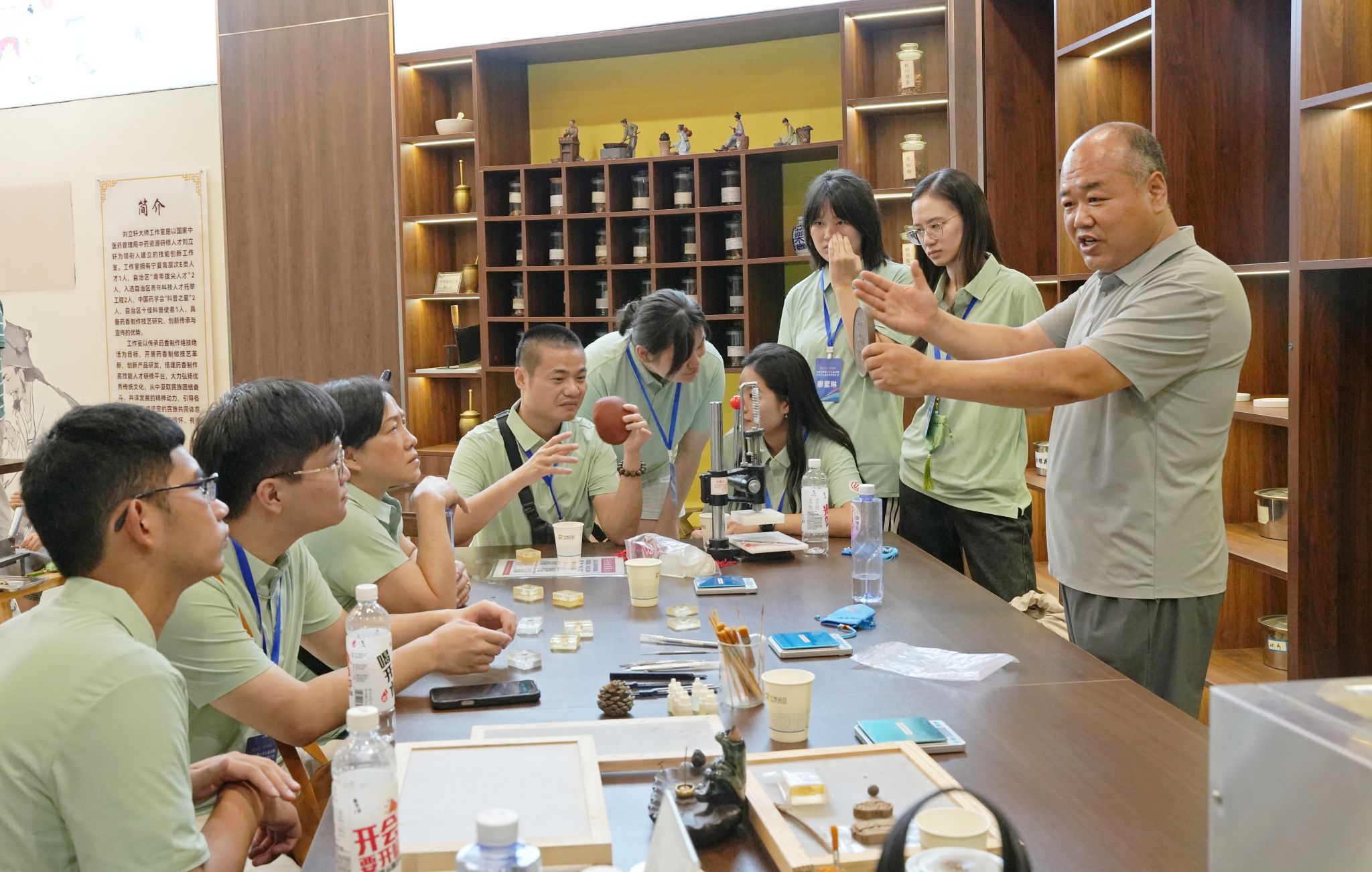 与来自学校的志愿者相聚银川